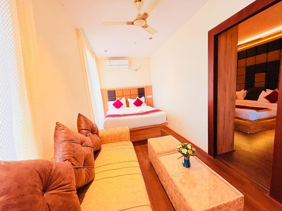 Bed, Living room, Photo of the whole room, Seating area, Bedroom
