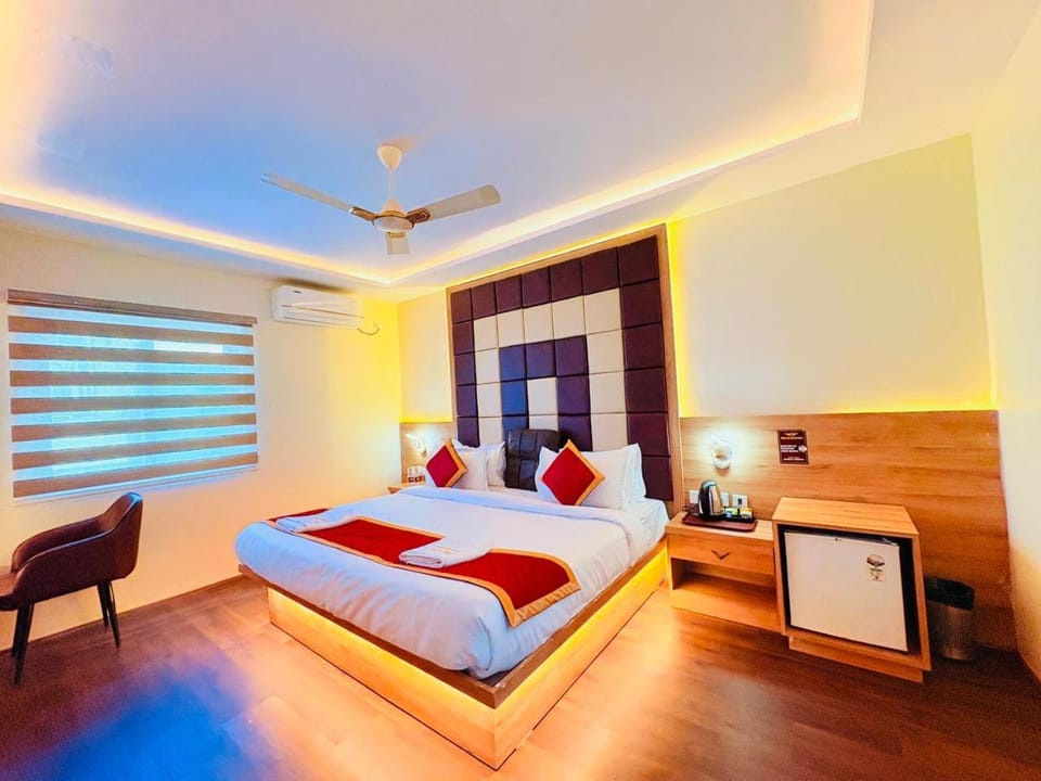 Bed, Photo of the whole room, Bedroom, minibar