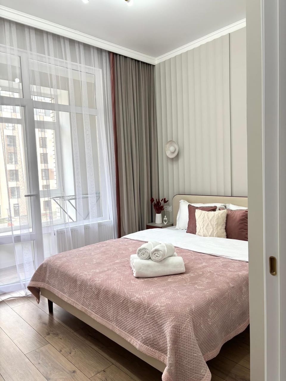 Bed, Bedroom, towels