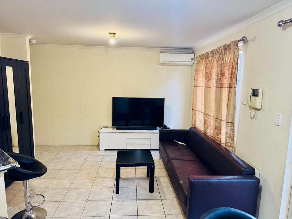 Communal lounge/ TV room, TV and multimedia, Living room, Evening entertainment, air conditioner