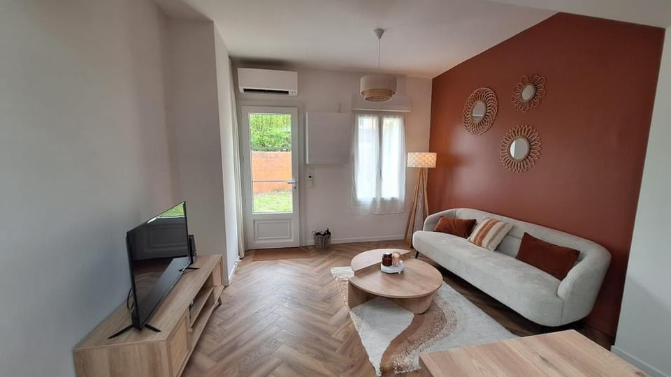 TV and multimedia, Living room, Seating area, air conditioner