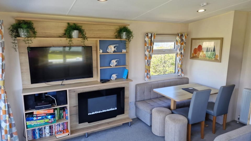 TV and multimedia, Living room, Dining area