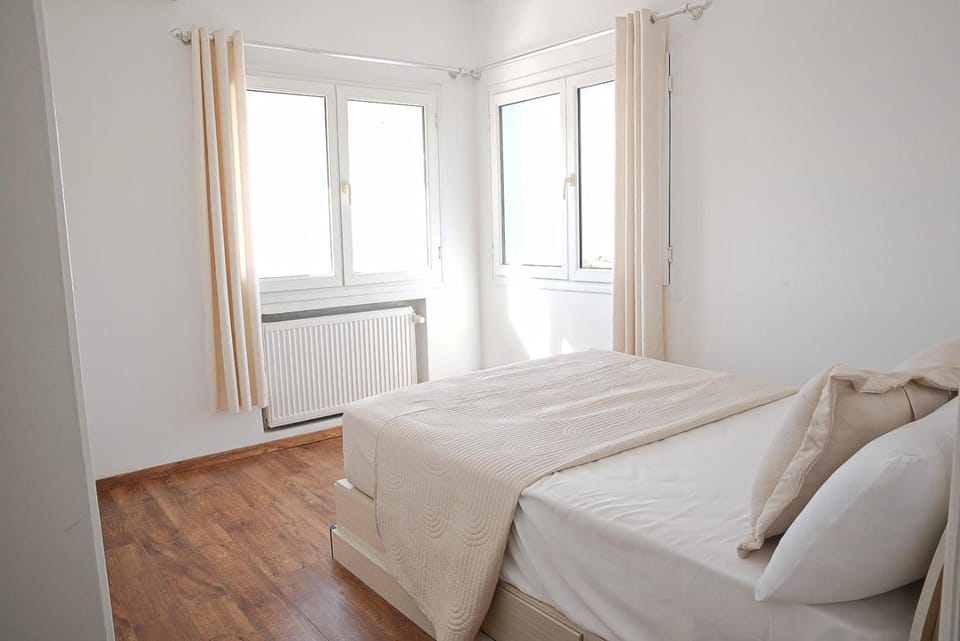 Property building, Bed, Photo of the whole room, Seating area, Bedroom, Swimming pool, internet