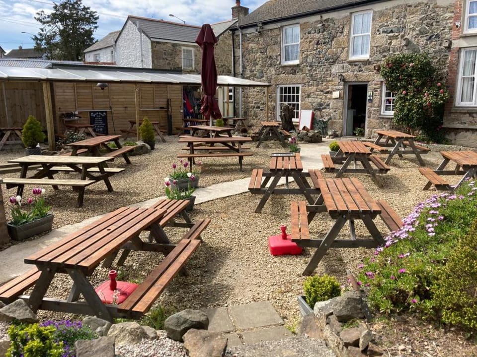 Property building, Restaurant/places to eat, Garden, Garden view