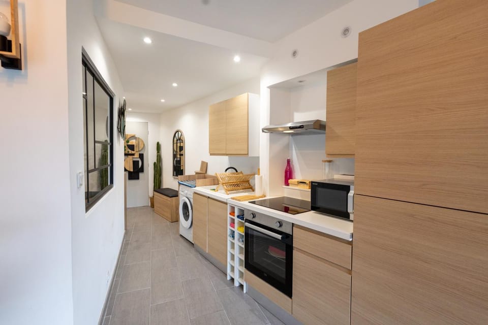 Kitchen or kitchenette