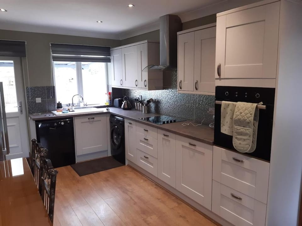 Spacious modern three Bedroom Bungalow ample parking House in Borough of Barnsley