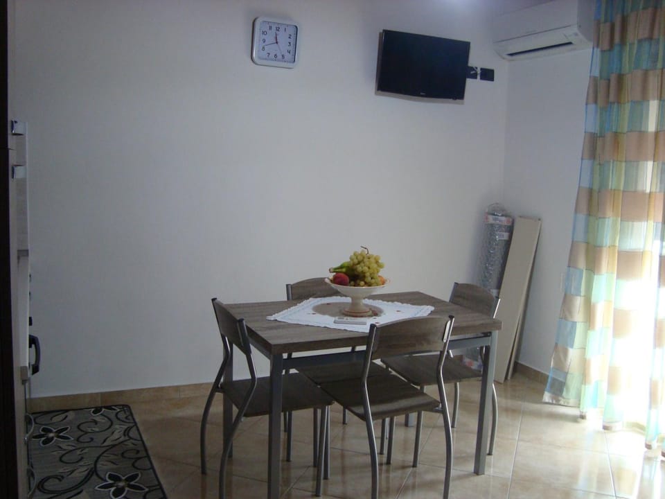 Day, Dining area
