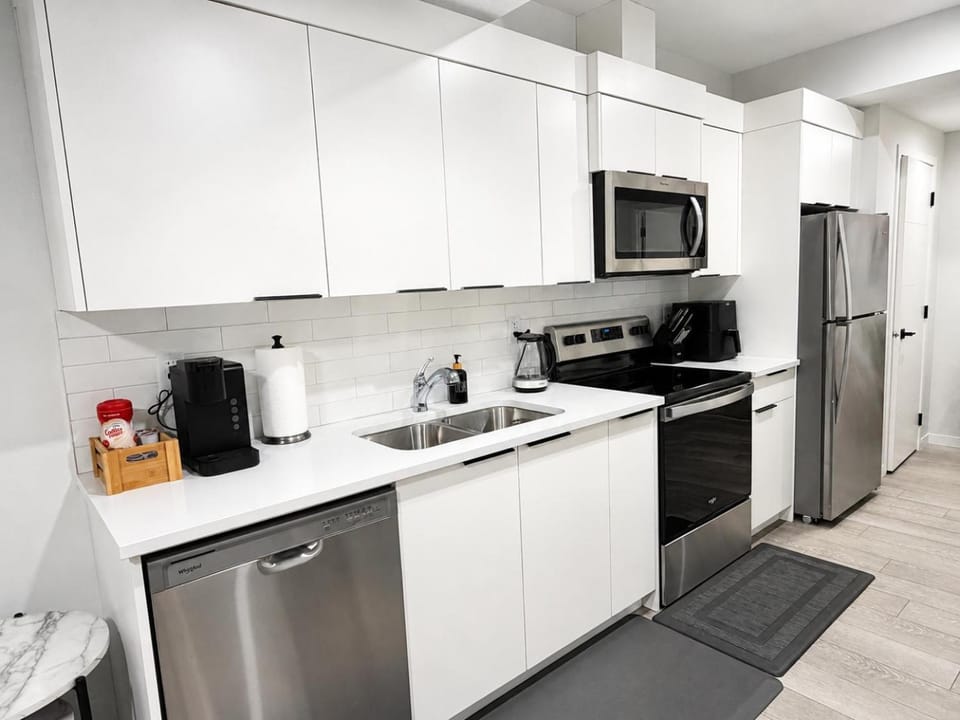 Coffee/tea facilities, Kitchen or kitchenette, dishwasher, oven, stove, toaster