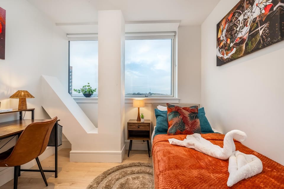 Bed, Photo of the whole room, Bedroom, towels