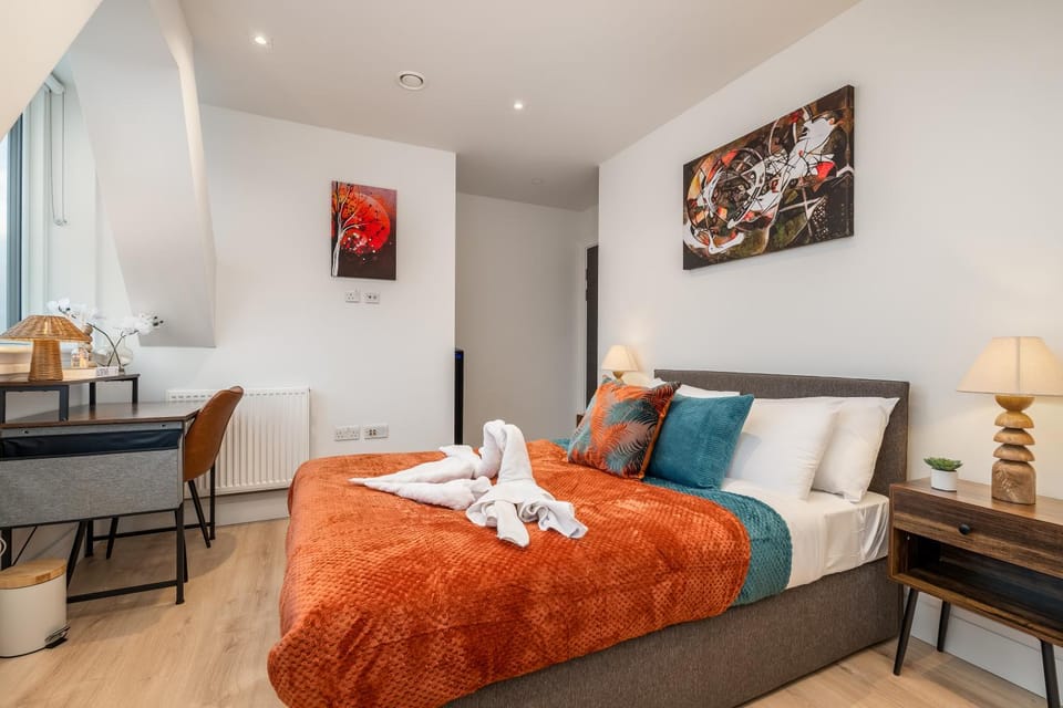 Bed, Photo of the whole room, Bedroom, towels
