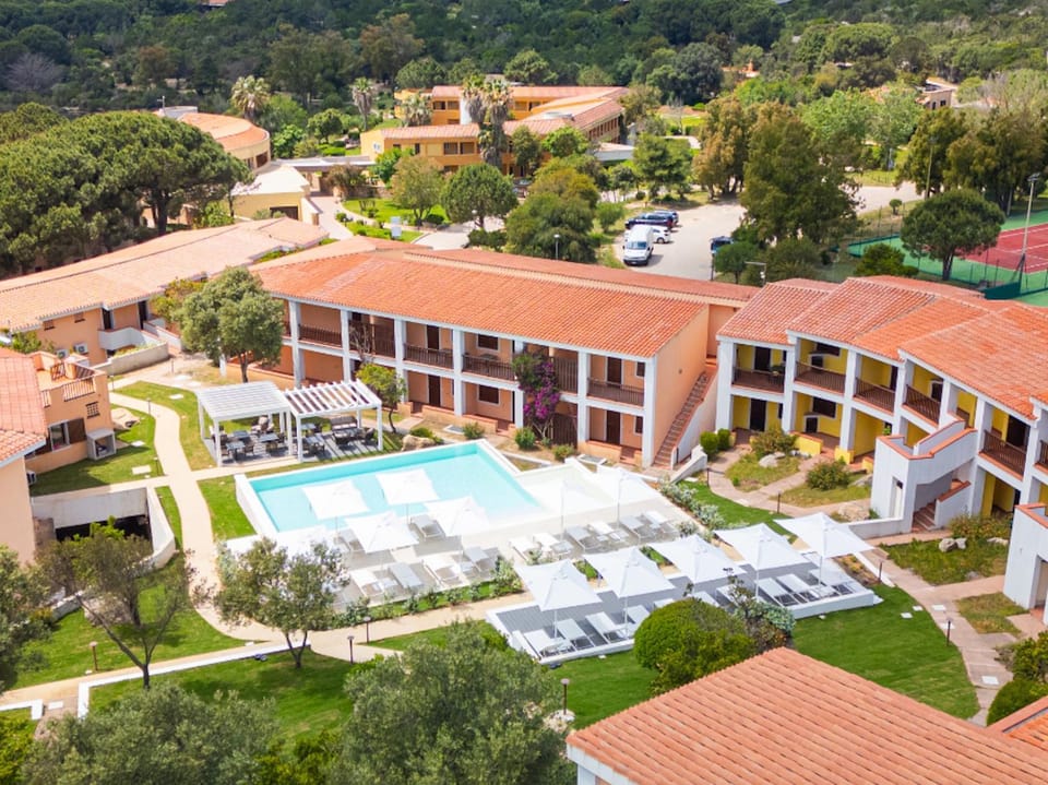 Property building, Bird's eye view, Swimming pool, sunbed