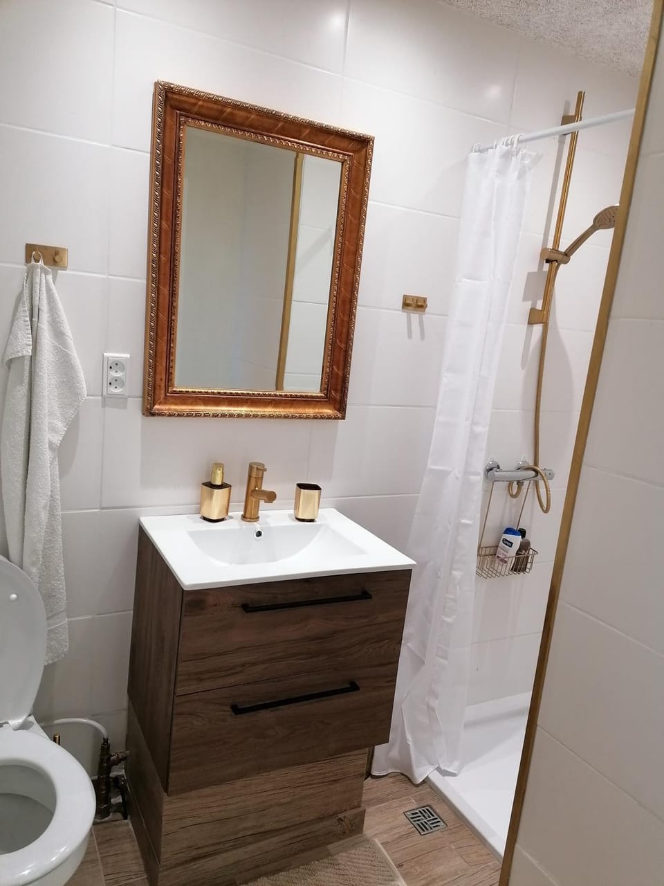 Shower, Toilet, Bathroom, towels