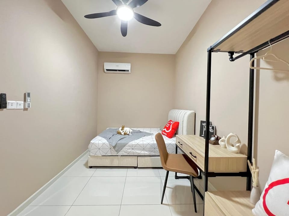 Bed, Living room, Photo of the whole room, Seating area, Bedroom, fireplace, air conditioner