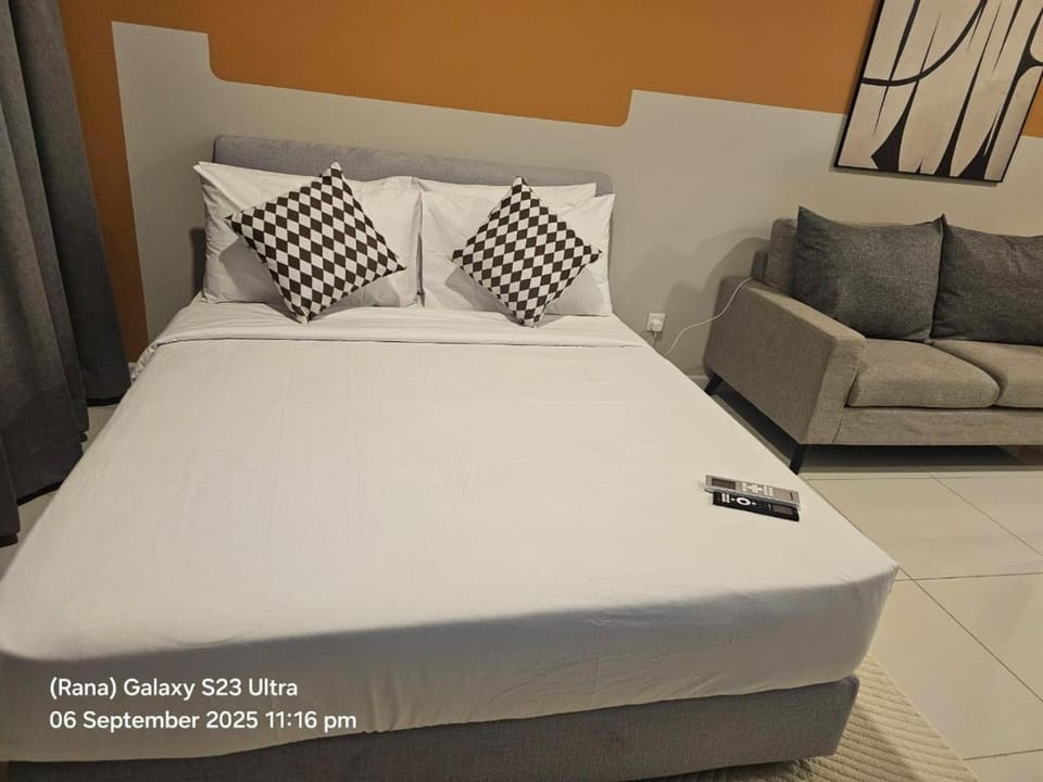 Bed, Living room, Photo of the whole room, Seating area, Bedroom