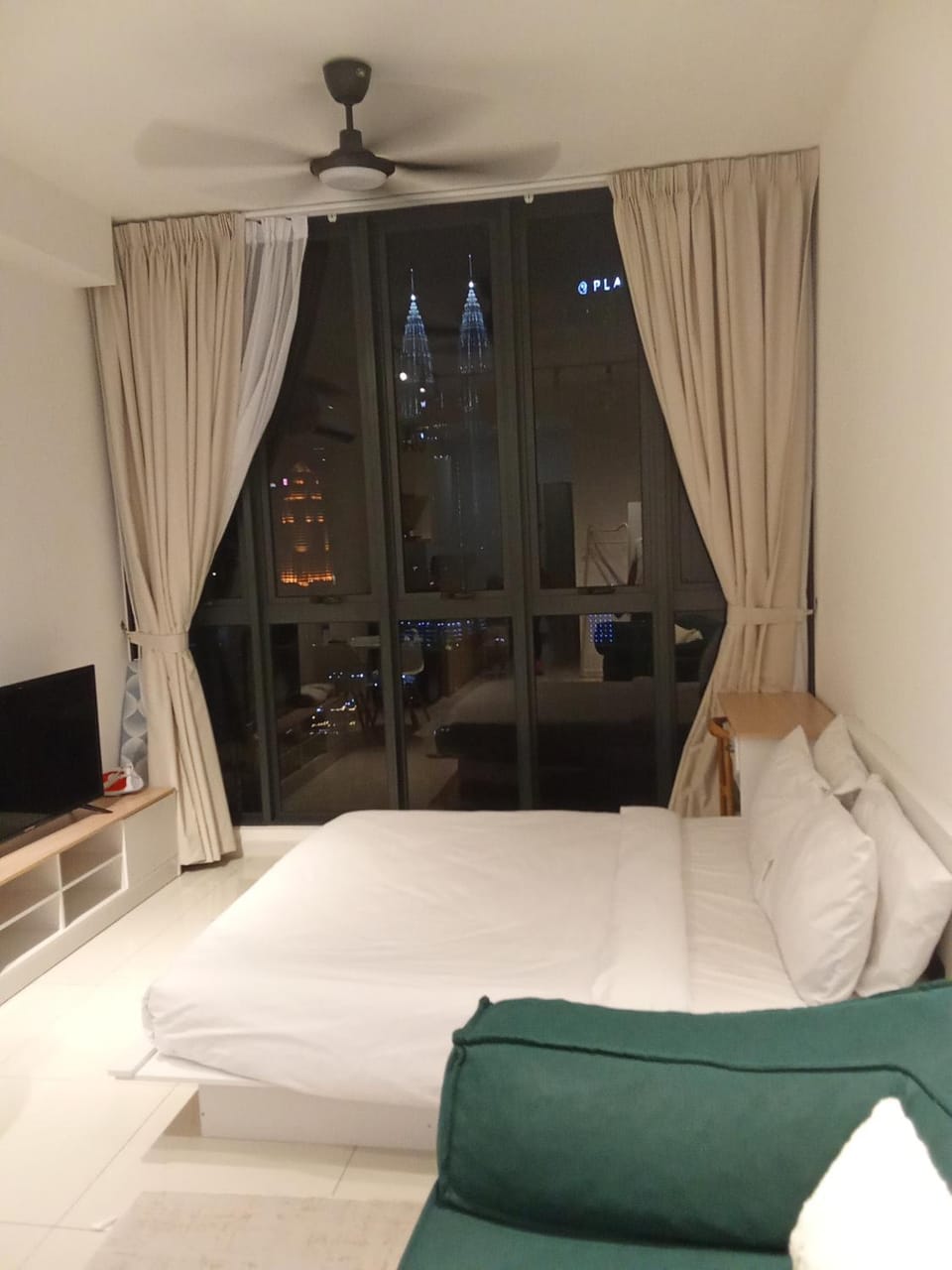 Bed, TV and multimedia, Photo of the whole room, Bedroom