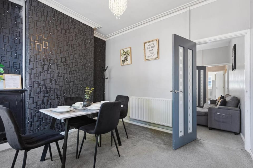 Cosy Home with free parking and Self Check in House in Walsall