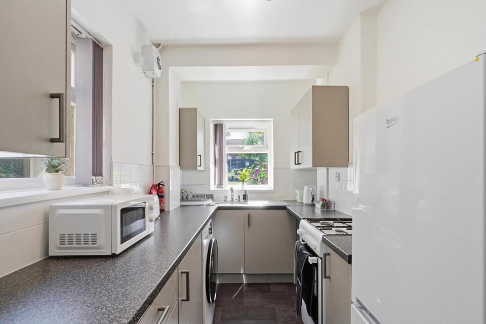Cosy Home with free parking and Self Check in House in Walsall