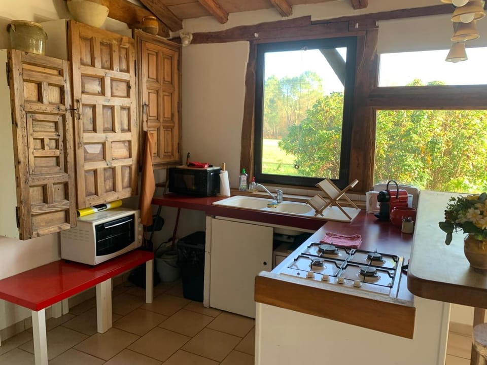 Kitchen or kitchenette, Dining area, stove, toaster