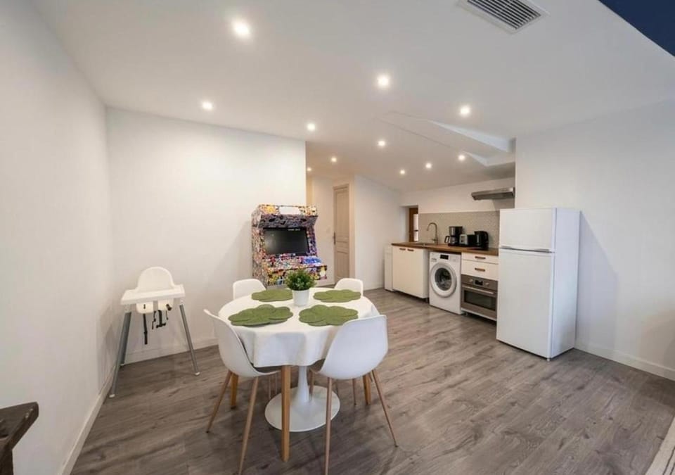Seating area, Dining area