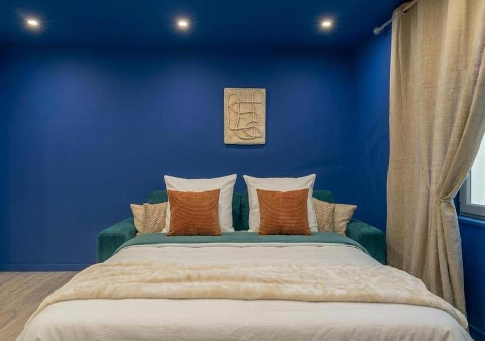 Bed, Living room
