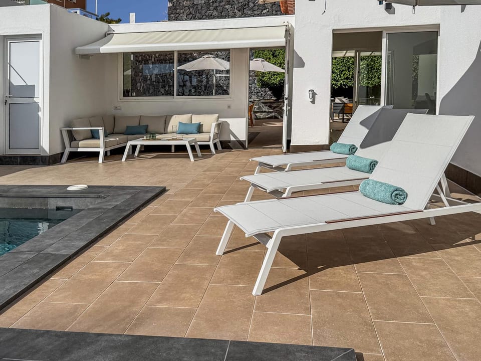 Swimming pool, sunbed