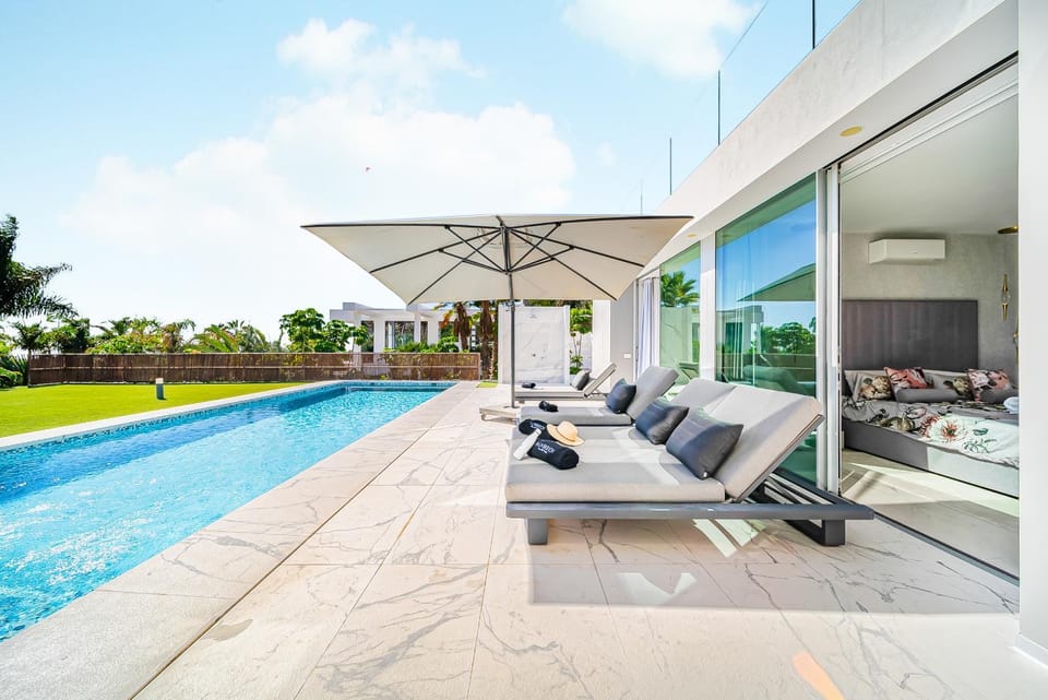 Swimming pool, sunbed