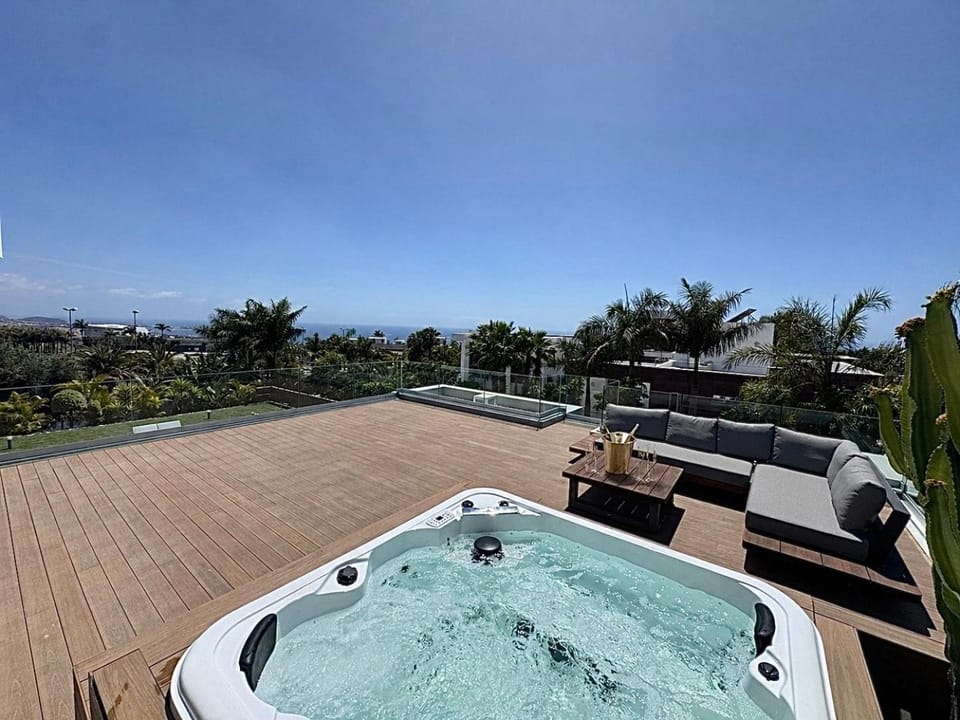 Natural landscape, Hot Tub, Pool view, Sea view