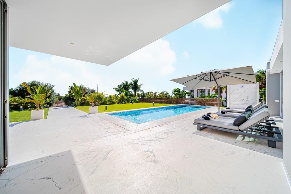 Swimming pool, sunbed