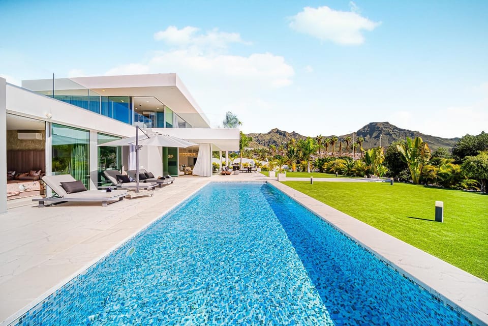 Swimming pool, sunbed