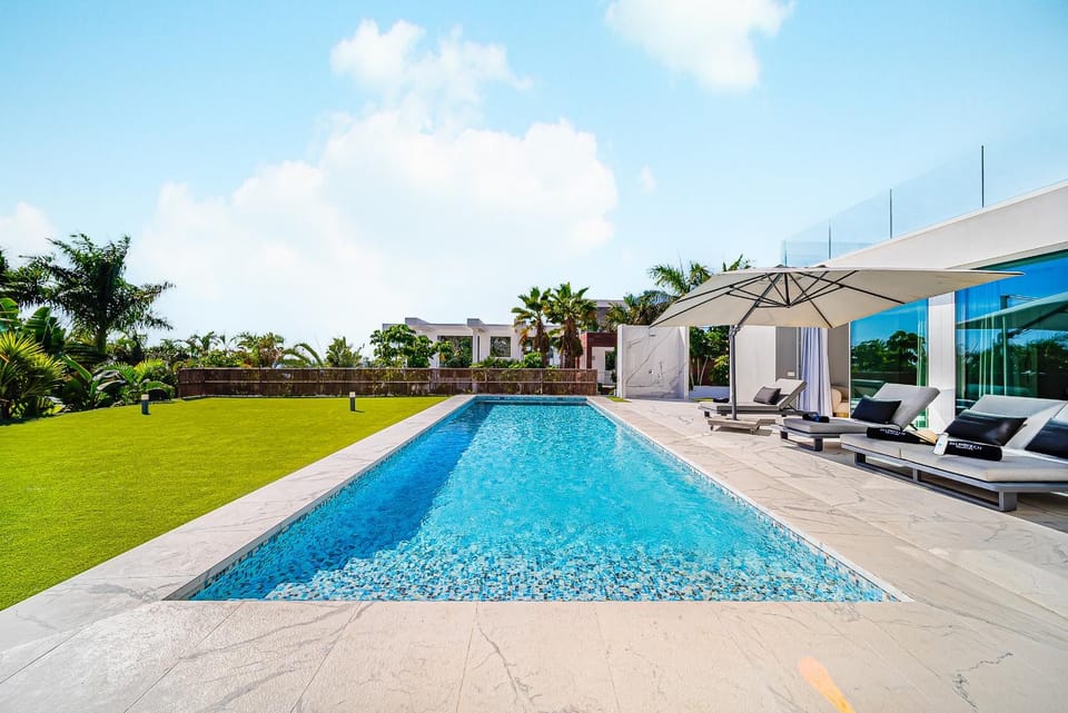 Swimming pool, sunbed