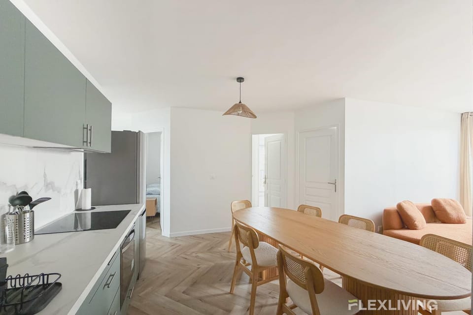 Modern room in spacious T7 in Paris 20 House in Paris