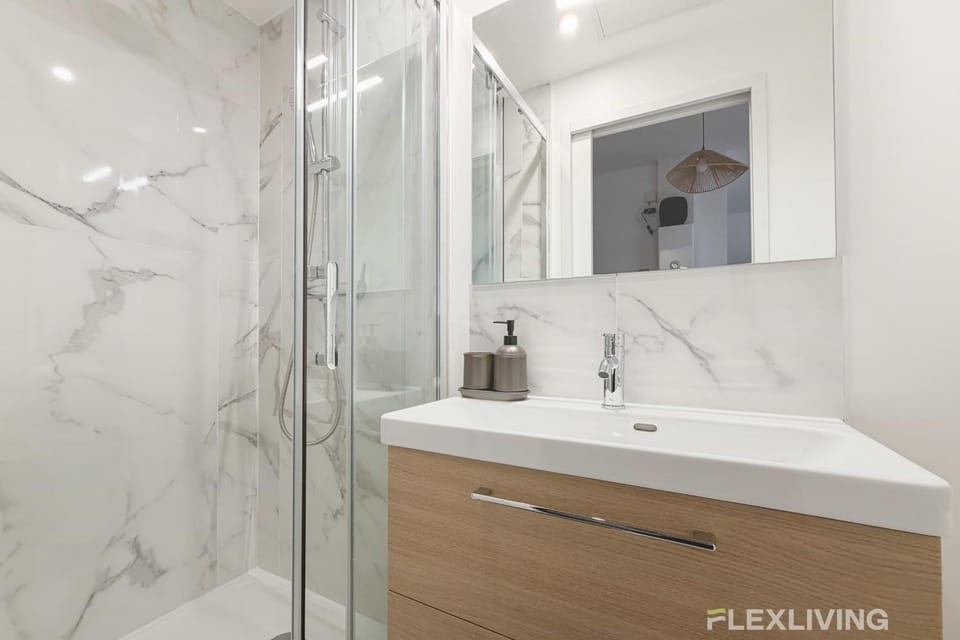 Modern room in spacious T7 in Paris 20 House in Paris