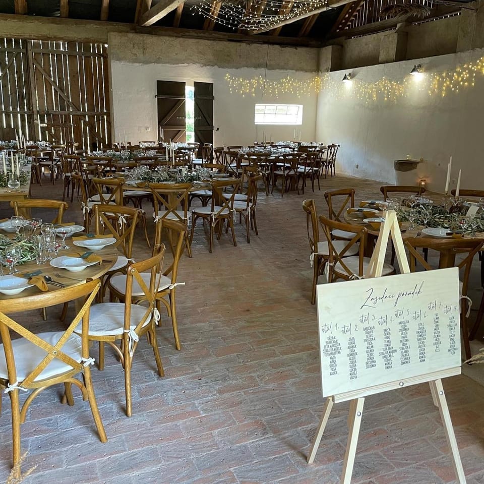 Seating area, Area and facilities