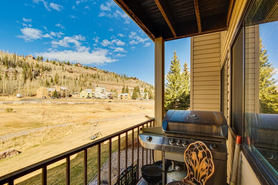 Walk to Giant Steps Ski Lift! Mtn Condo w/ Hot Tub House in Brian Head