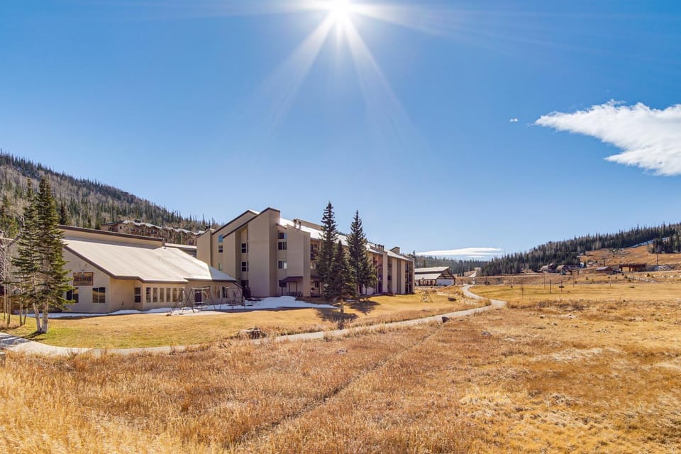 Walk to Giant Steps Ski Lift! Mtn Condo w/ Hot Tub House in Brian Head