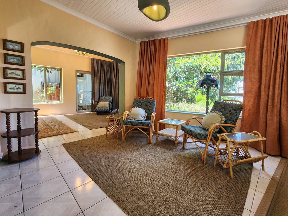Photo of the whole room, Seating area, Garden view