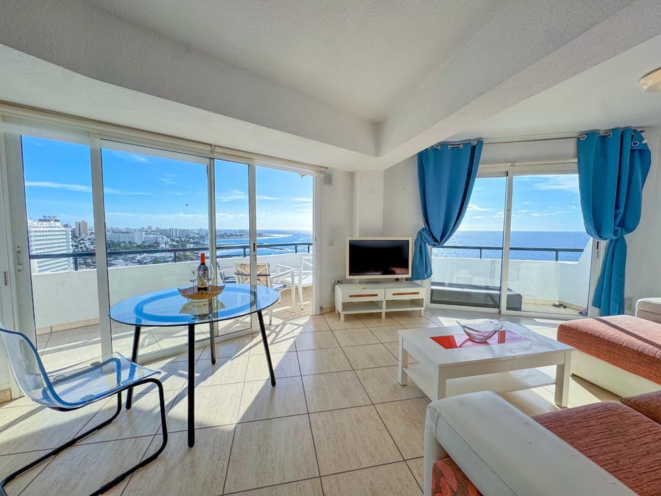 Communal lounge/ TV room, TV and multimedia, View (from property/room), Balcony/Terrace, Living room, Dining area, Sea view