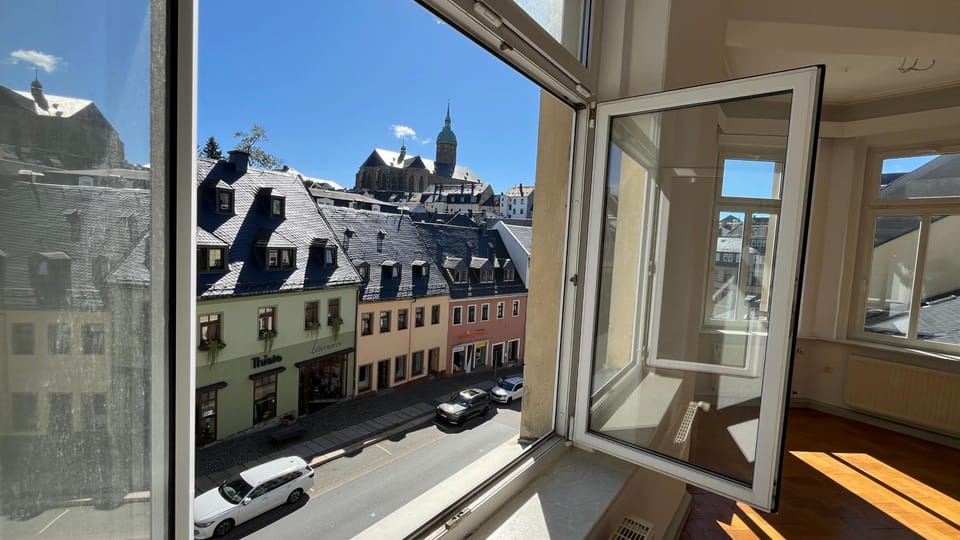 Landmark view, Street view