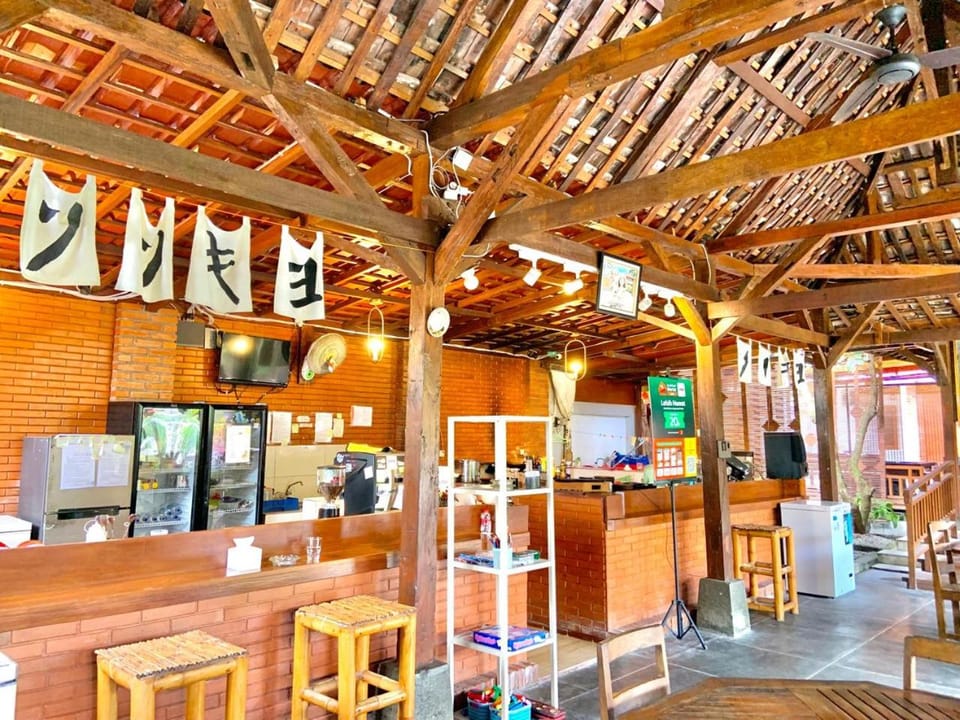 Restaurant/places to eat, Game Room, Game Room, Lounge or bar, Banquet/Function facilities, Breakfast