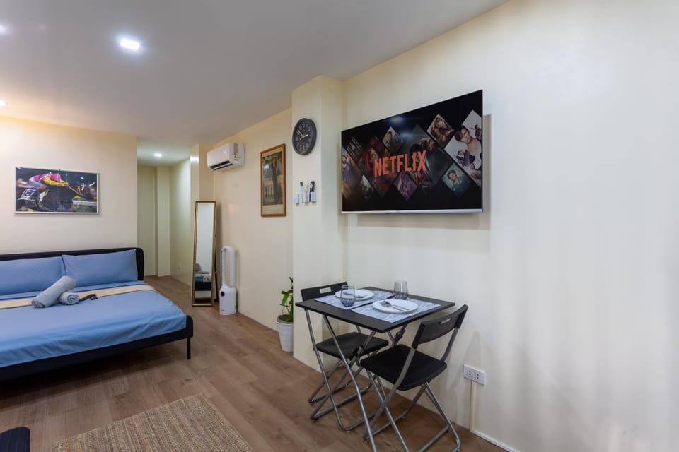 Bed, TV and multimedia, Living room, Seating area, Bedroom