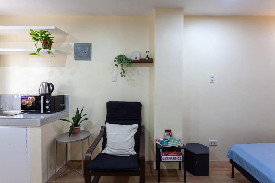 Coffee/tea facilities, Kitchen or kitchenette, Living room, Seating area