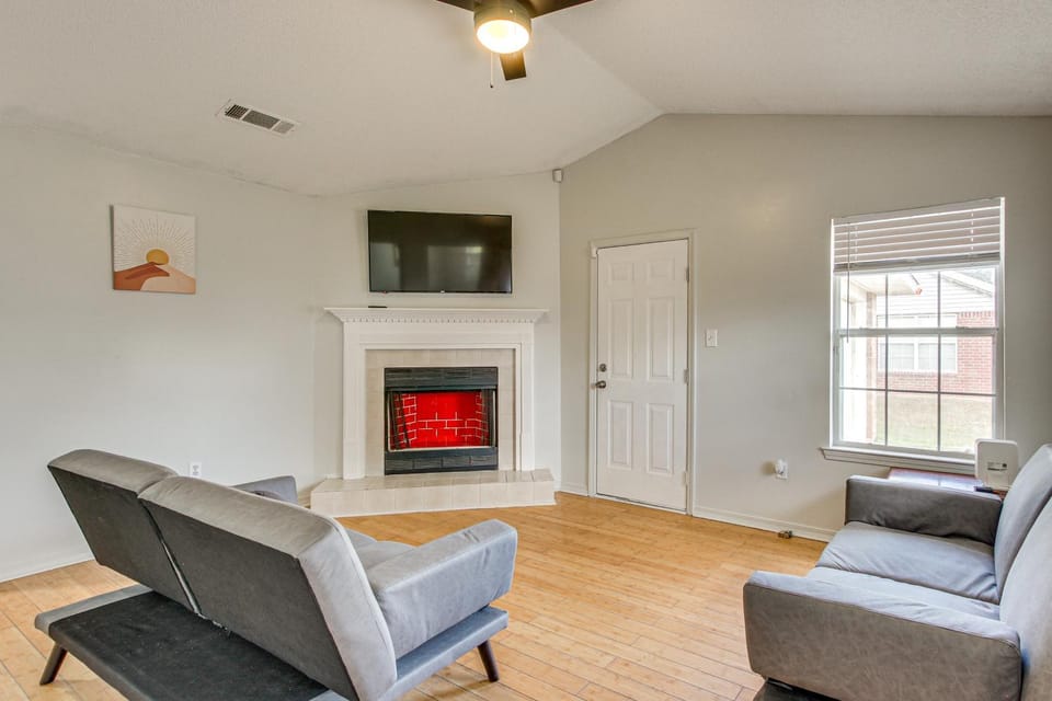Explore Gulfport Beaches: Family Home w/ Yard House in Gulfport