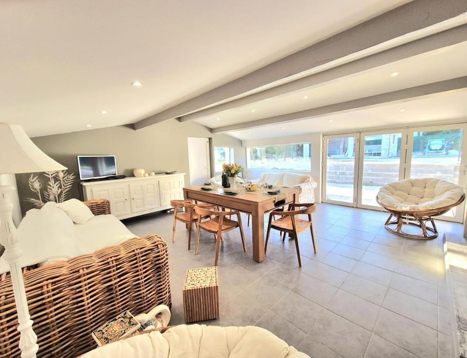 TV and multimedia, Kitchen or kitchenette, Living room, Seating area