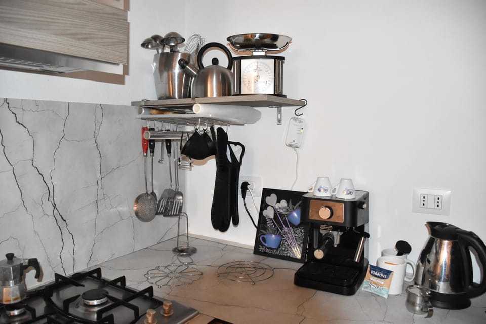 Coffee/tea facilities, Kitchen or kitchenette, stove, toaster
