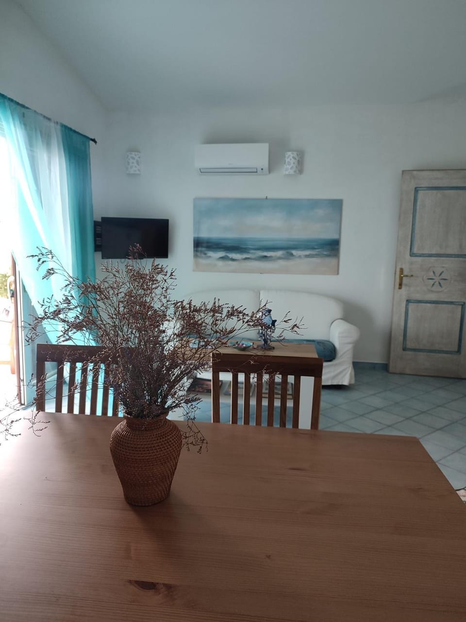 TV and multimedia, Living room, Dining area, air conditioner