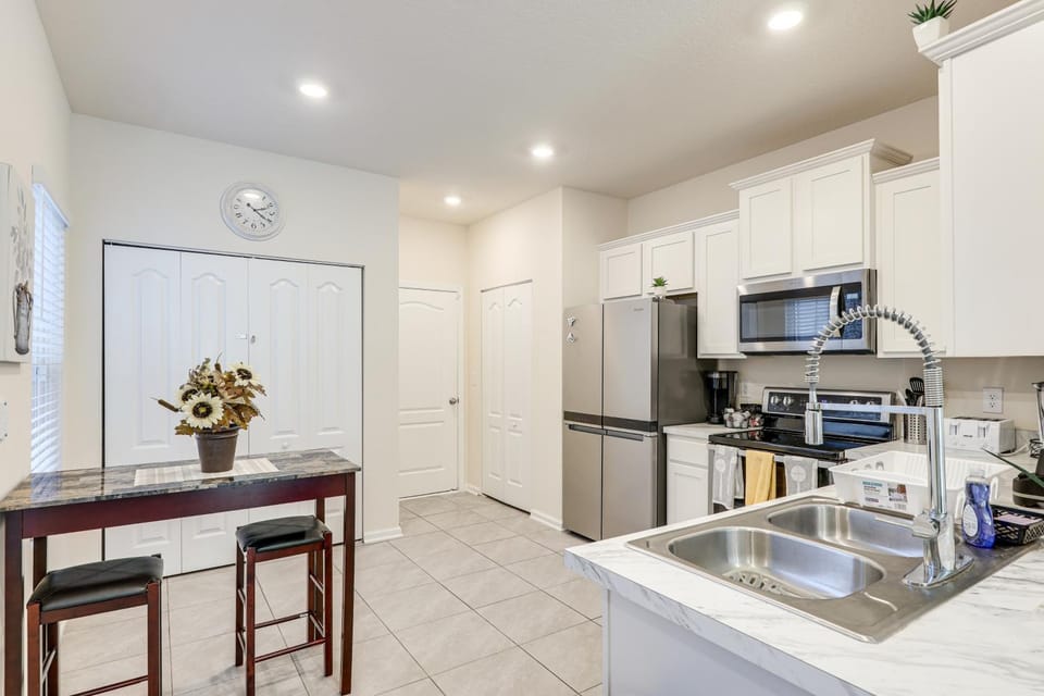 4 Mi to EverBank Stadium! Stylish Suburban Retreat House in Jacksonville