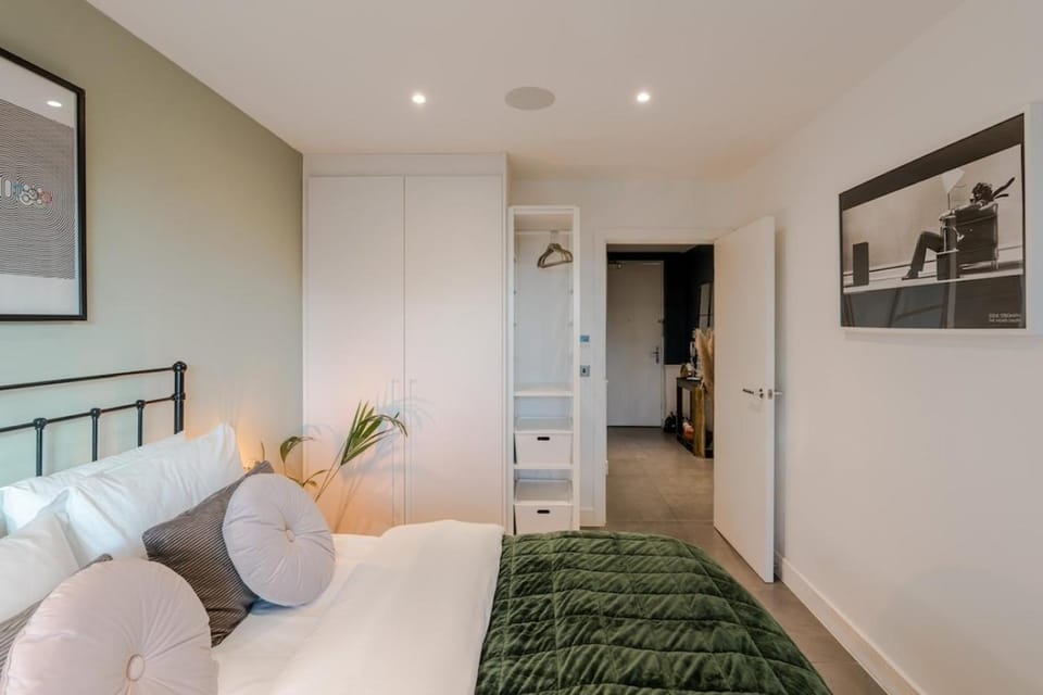Vibrant Top Floor Apartment Hackney Wick Apartment in London Borough of Hackney