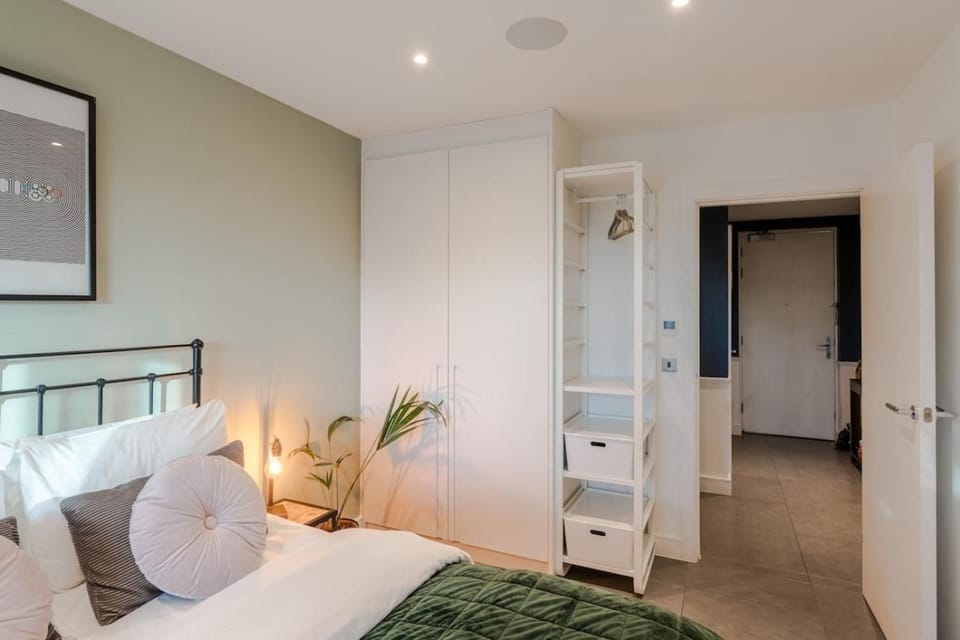 Vibrant Top Floor Apartment Hackney Wick Apartment in London Borough of Hackney