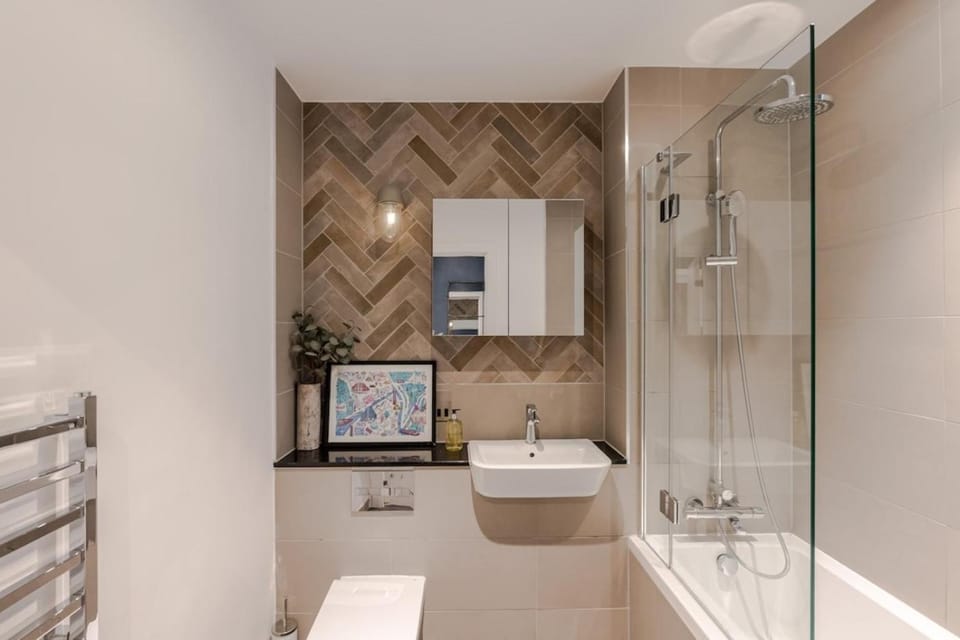 Vibrant Top Floor Apartment Hackney Wick Apartment in London Borough of Hackney