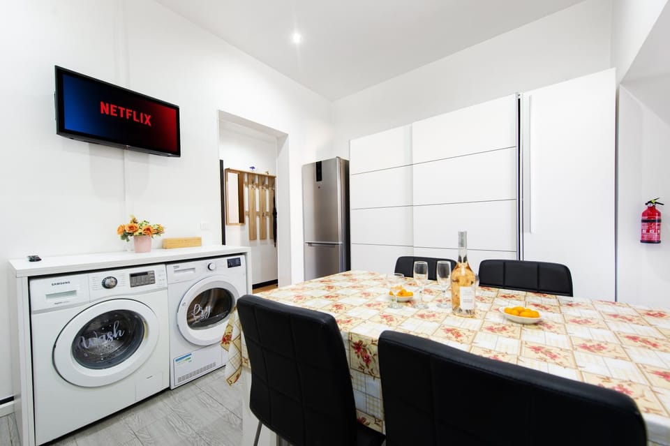 TV and multimedia, Kitchen or kitchenette, Seating area, Dining area, oven, washing machine, dryer